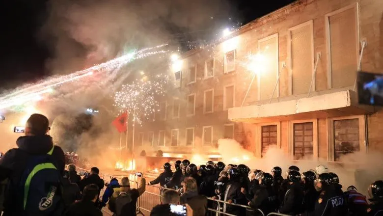 Tym e flakë, mediat e huaja i bëjnë jehonë protestës së opozitës