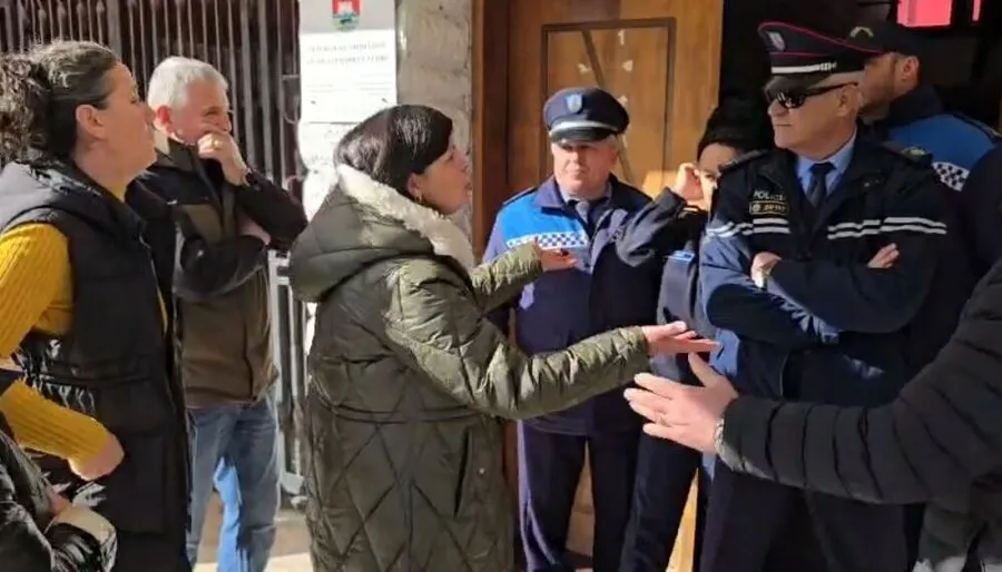 Tregtarët e Vlorës sfidojnë Bashkinë: Pa treg të ri, s’ka largim!