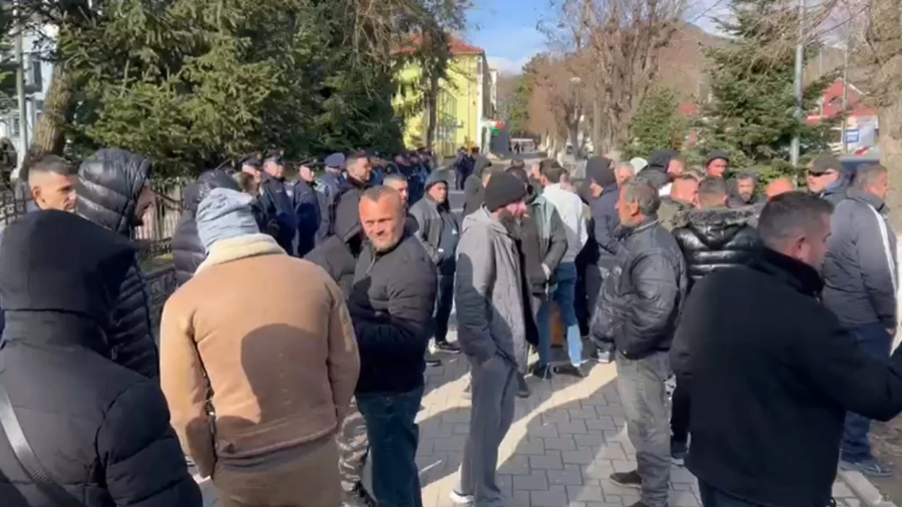 Fermerët në protestë pas përmbytjeve, kërkojnë dëmshpërblime