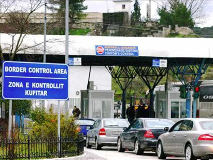 Radhë kilometrike dhe pritje të gjata për të dalë nga Shqipëria