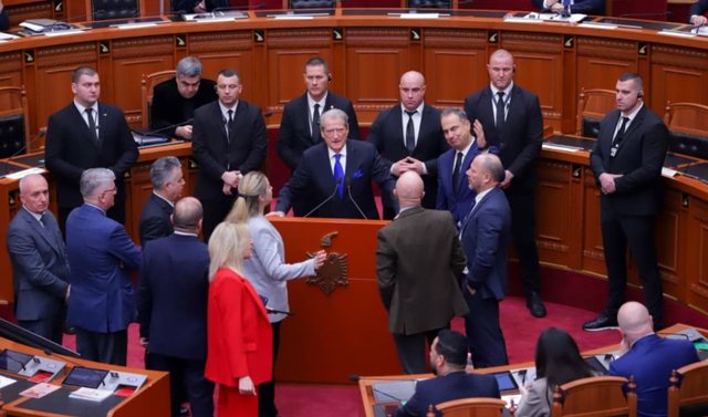 “Vithet” e Ballukut tensionojnë Kuvendin, Berisha: Po sikur të thoja “dollapë”?