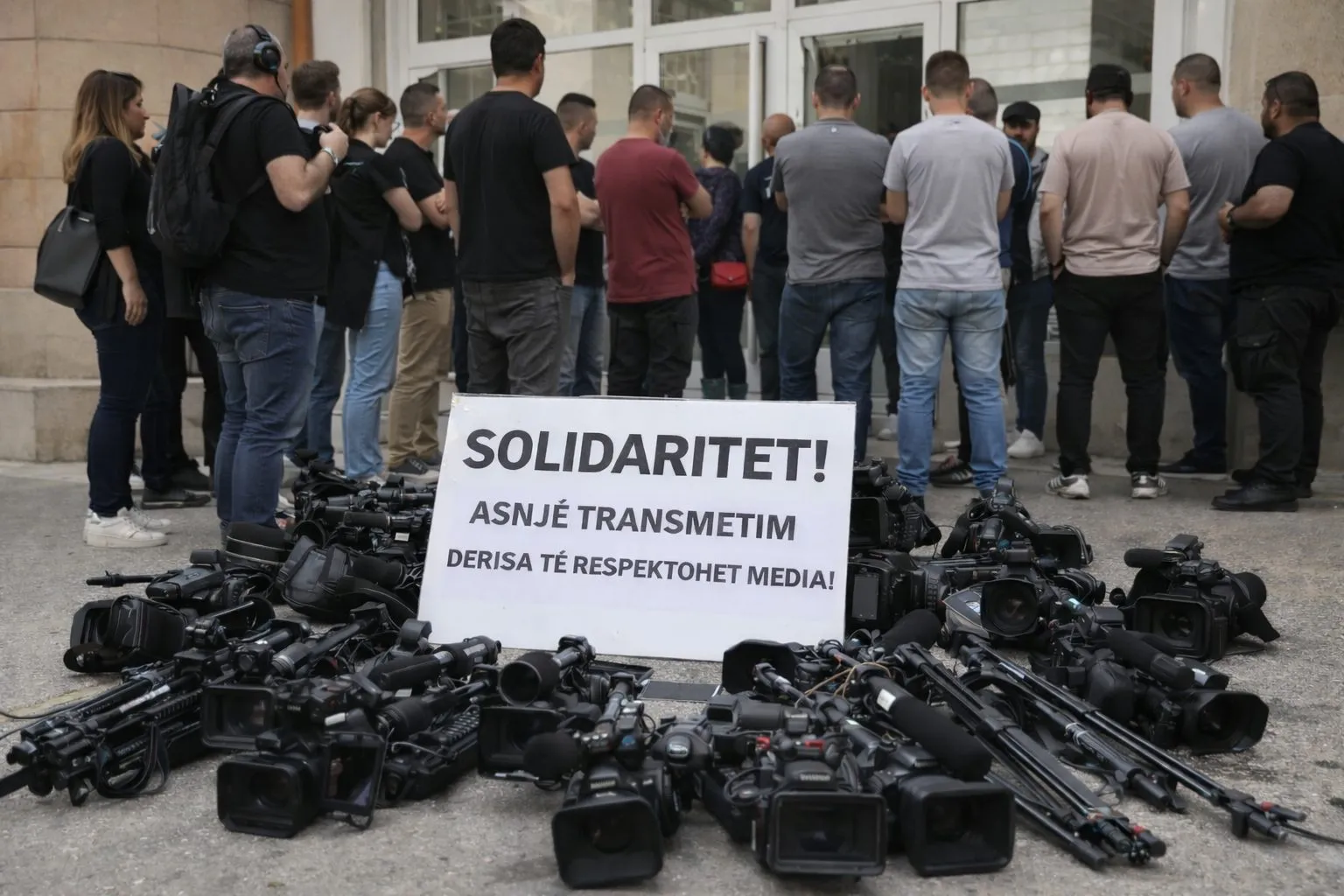 Gazetarët bojkotojnë opozitën, a do të ketë të njëjtin standard për të gjithë?