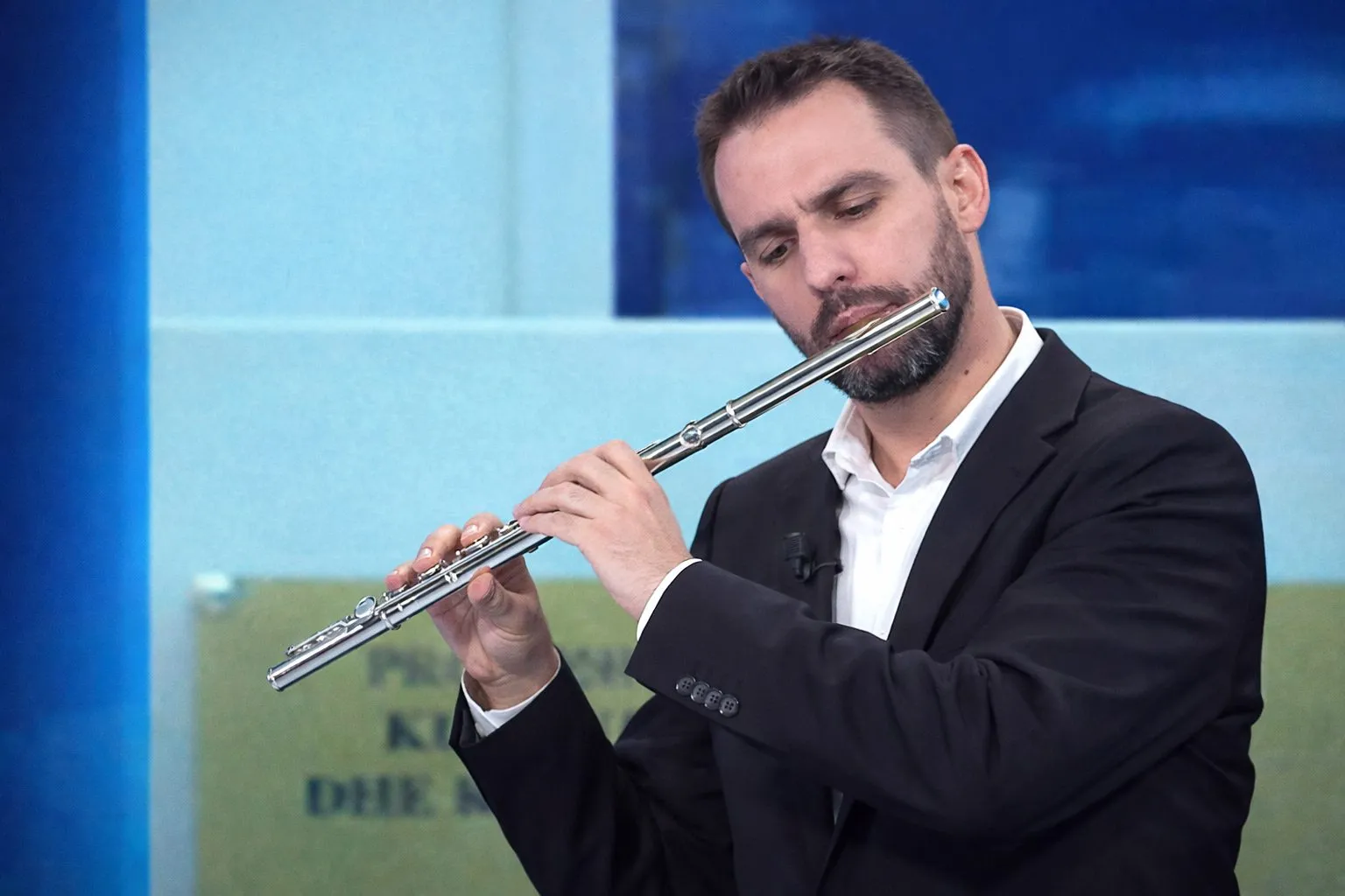 Adriatik Lapaj vazhdon ‘i bie fyellit në një vrimë’