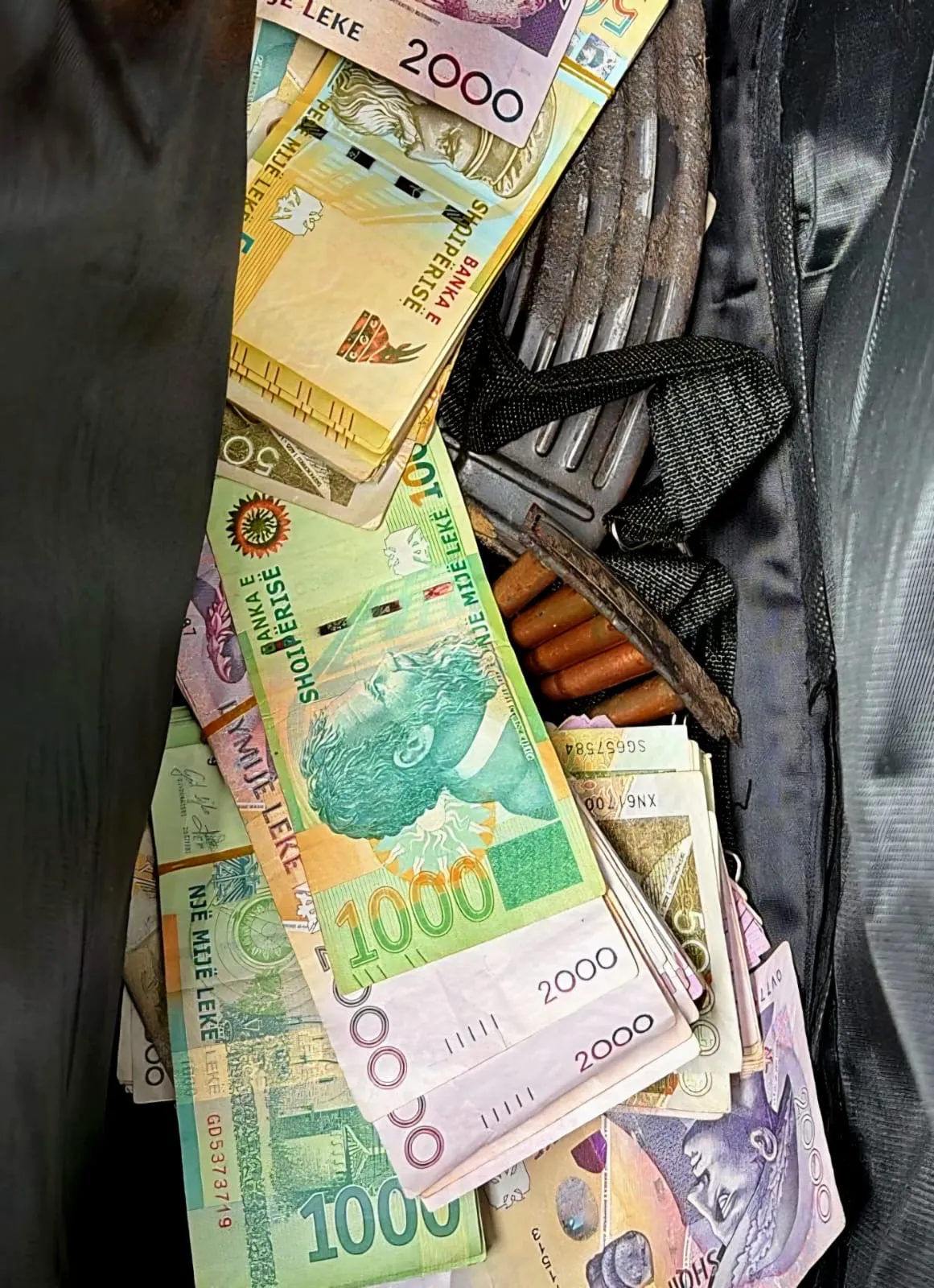 Fusha hyri në bankë me kallashnikov dhe qëlloi në dysheme