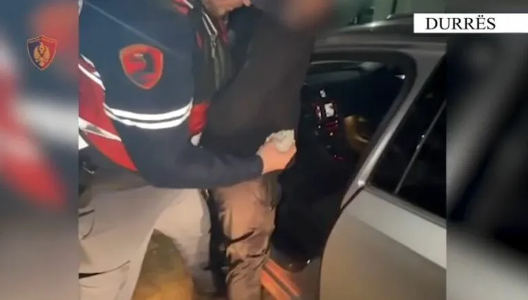Aksion në Durrës, arrestohen 5 persona, sekuestrohen armë dhe drogë