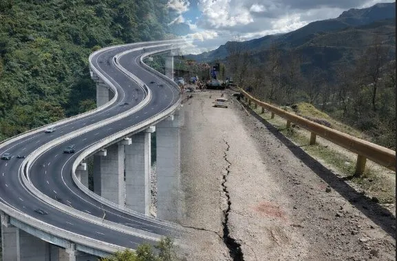 Leksioni nga Kosova dhe kontrasti me rrugët që shemben në Shqipëri