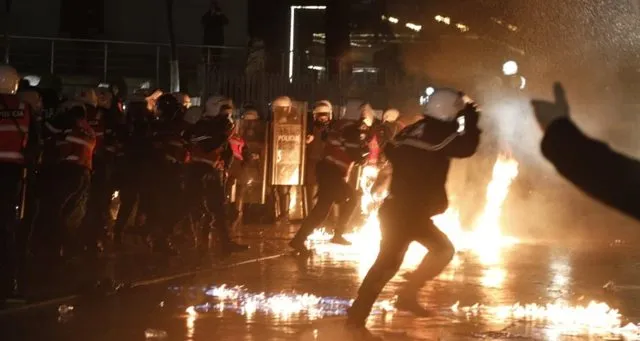 Protesta e PD-së, 16 policë të plagosur, 13 persona të shoqëruar