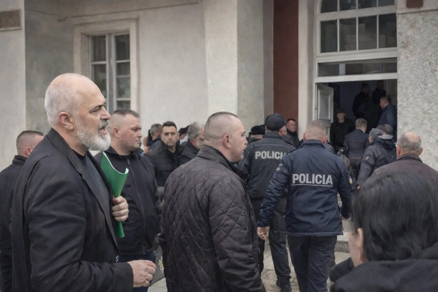 I thanë Rames mashtrues, arrestohen qytetarët para bashkisë Durrës