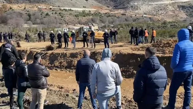 Tensione në Rrjoll, banorët përplasen me policinë