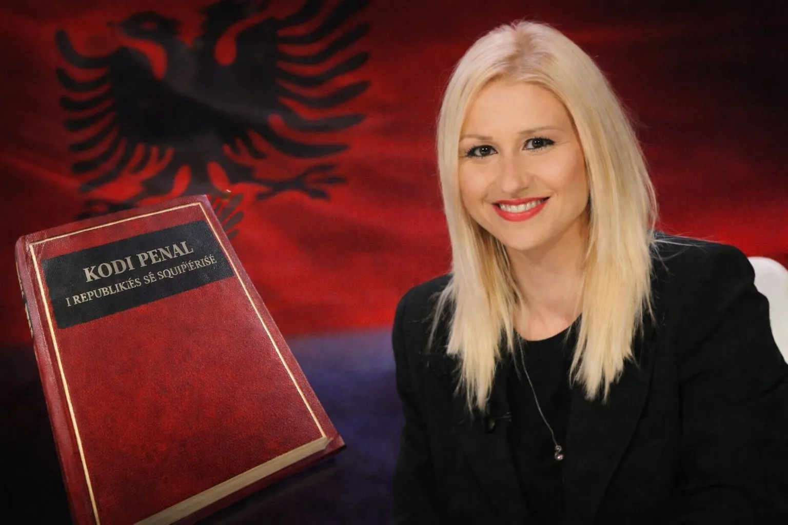 Avokatja Enida Bozheku tallet keq me Nenin e ri që ndalon seksin jashtë vendit