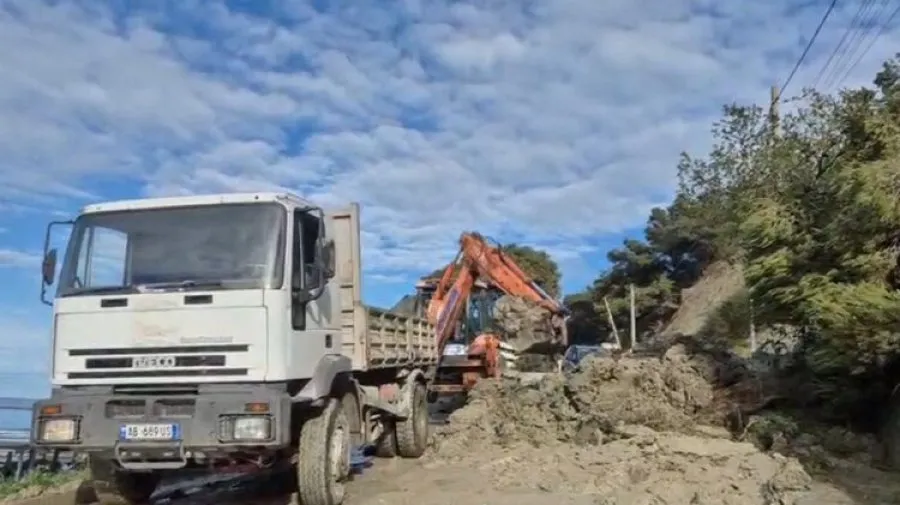 Durrës, rrëshqitjet e dherave bllokojnë aksin Currila–Kallm