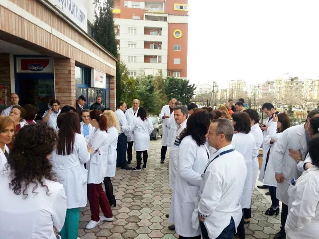 Denoncim nga QSUT: Stafi mjekësor ende pa pagën e janarit
