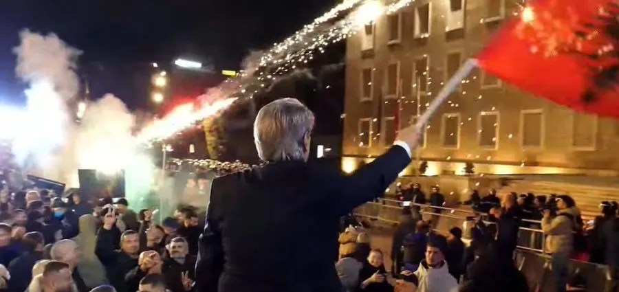 Protestuesit sulmojnë me fishekzjarrë dhe molotov kryeministrinë