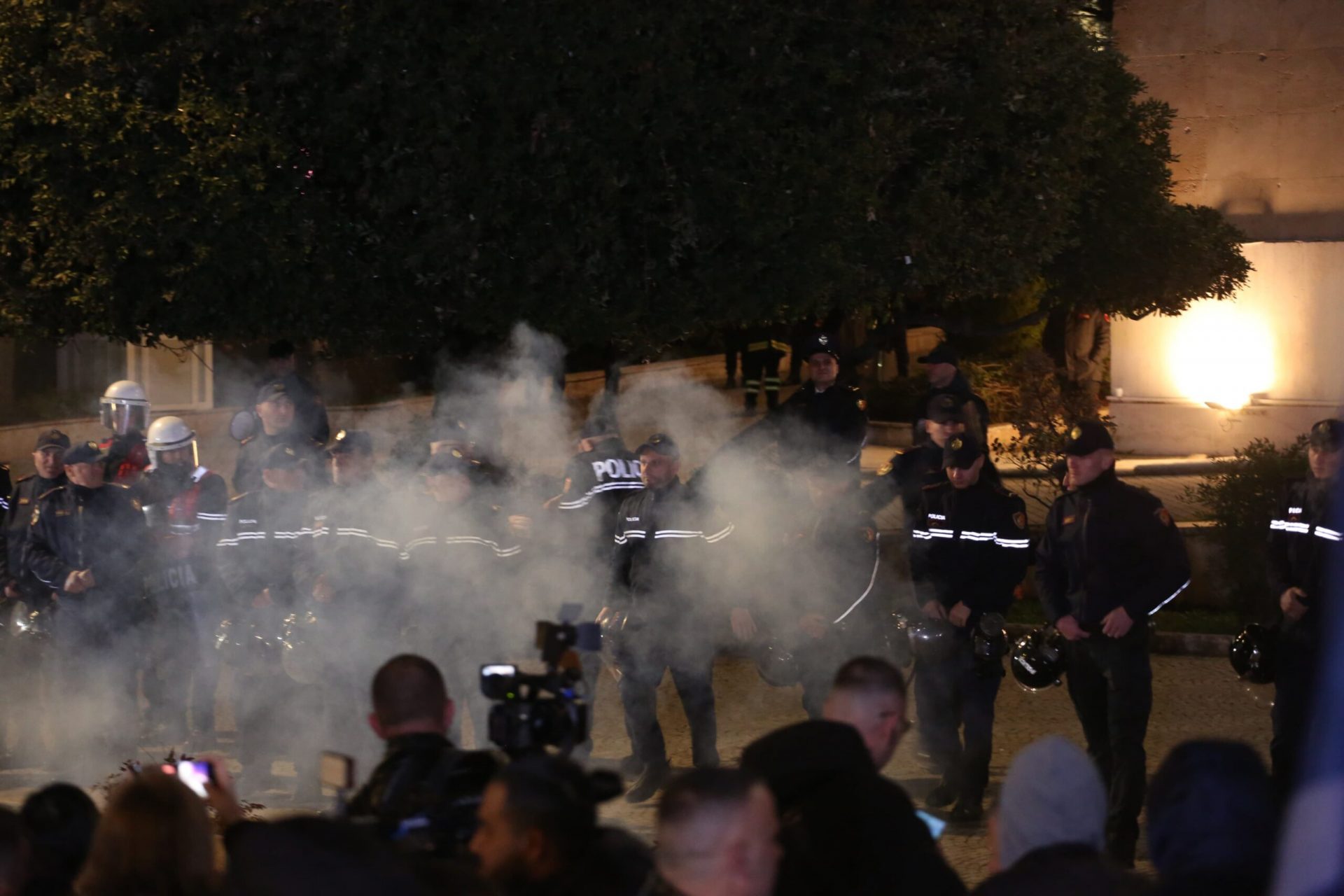 Arrestohen 21 persona pas incidenteve në protestën e opozitës