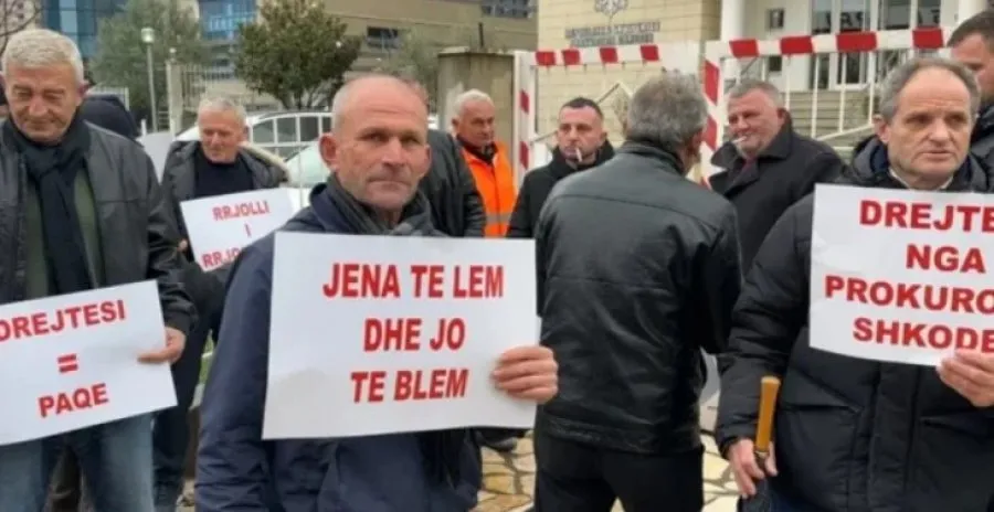 Protestë para Kuvendit nga banorët e Rrjollit