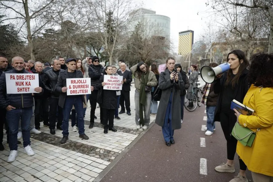 Banorët e Durrësit dhe Baks-Rrjollit në protestë para Kuvendit