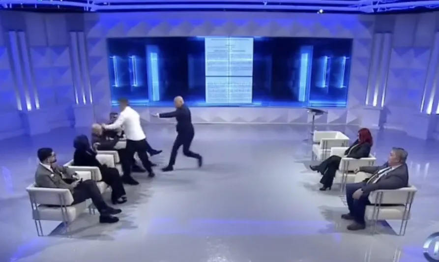 Plas grushti në “Opinion”, mes Berat Buzhalës dhe Albatros Rexhës