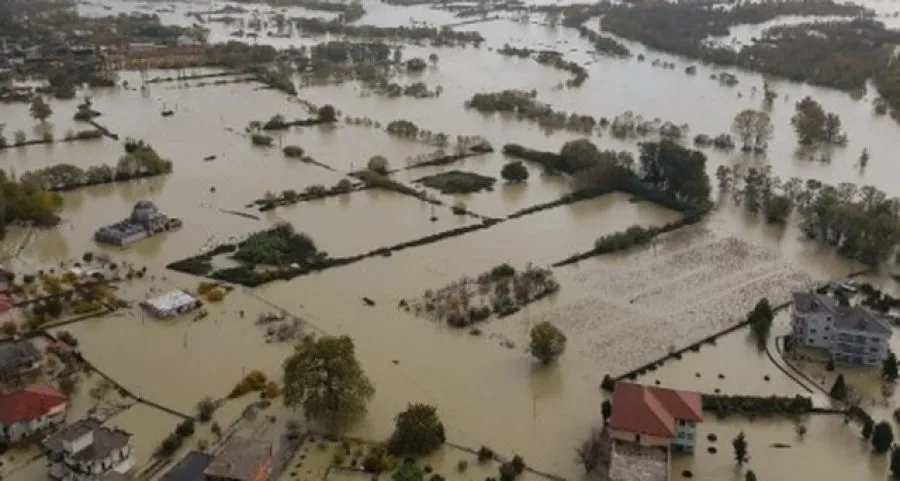 Oboti i përmbyrur, niveli i ujit arrin deri në 30 cm