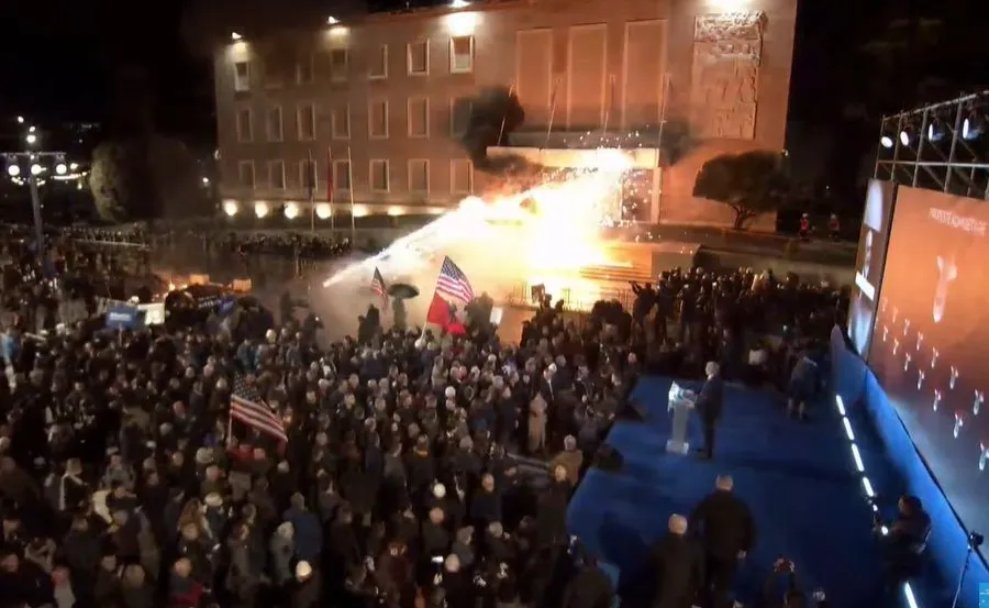 Tensione para Kuvendit! Përplasje mes protestuesve dhe policisë