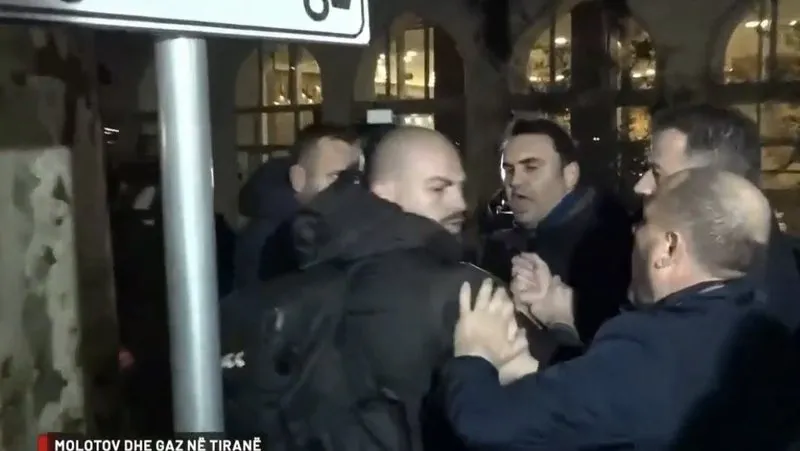 Incident me policët e veshur civilë,përplasen fizikisht me deputetët