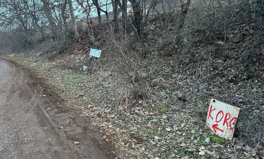 Kolapsi në transport, qytetarët “marrin malet” me sinjalistika kartoni
