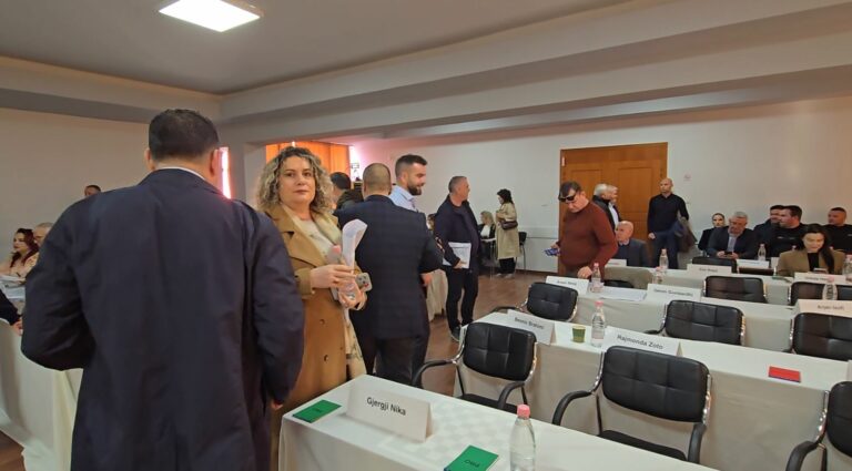 Ndërpritet mbledhja, plas sherri në Këshillin Bashkiak të Vlorës