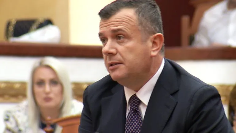 Taulant Balla tallet keq me opozitën: Ju ka lënë Luli pa shkollë!