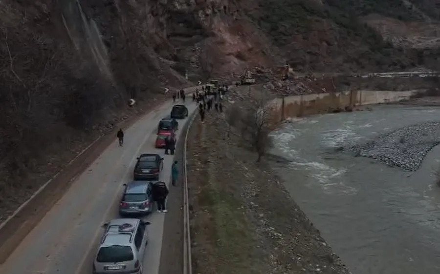 Shkon në 20 km vargu i automjeteve në aksin Librazhd–Qafë Thanë