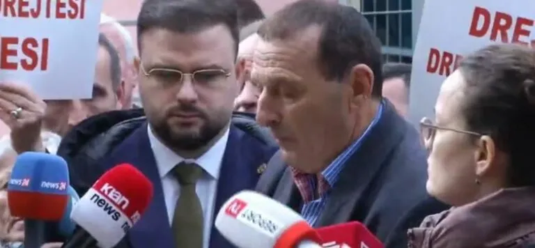 Banorët e fshatit Rrjoll në Velipojë zbarkojnë para dyerve të SPAK