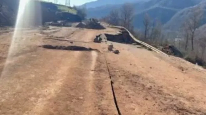 SKANDALOZE! Shembet përsëri rruga në Arrat e Gurrës