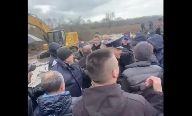 Banorët e Rrjollit nuk ndalen, përplasen me policinë në protestë