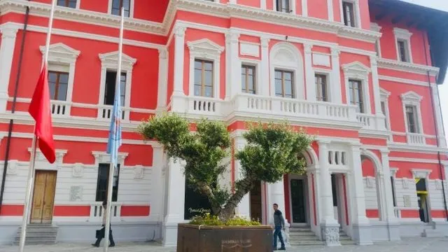 Prokuroria “zbarkon” në Bashkinë e Vlorës, sekuestrohen dosjet