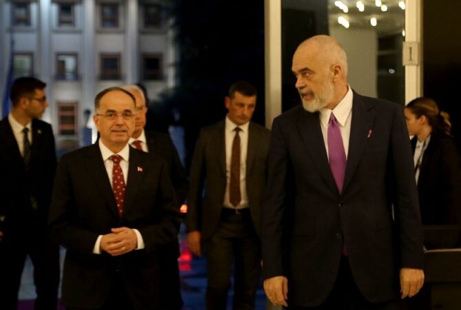 Begaj ‘fshihet’ pas procedurës për shpalljen e zgjedhjeve në Rrogozhinë