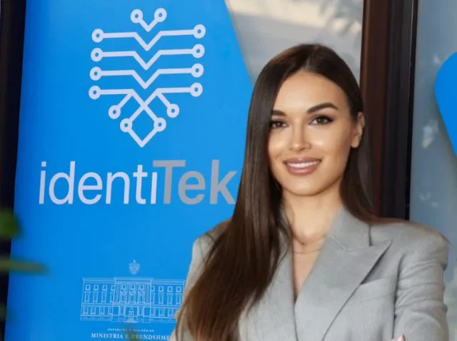 Shkarkohet drejtoresha e IdentiTek, Freskida Halilaj
