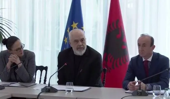 Rama sfidon “gjelin” e Peqinit