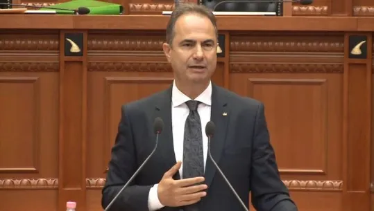Luçiano Boçi shpërthen në Kuvend: E copëtuat Shqipërinë