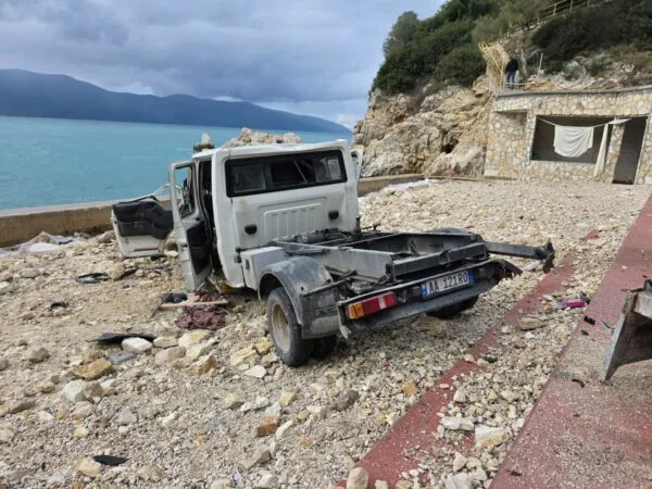 Kamioni përfundon në bregdetin e Vlorës, plagoset rëndë shoferi