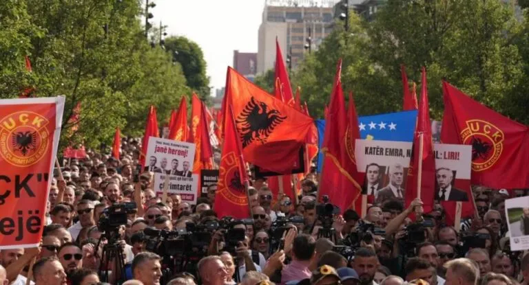 18-vjetori i shtetësisë gjen Kosovën mes festës dhe protestës