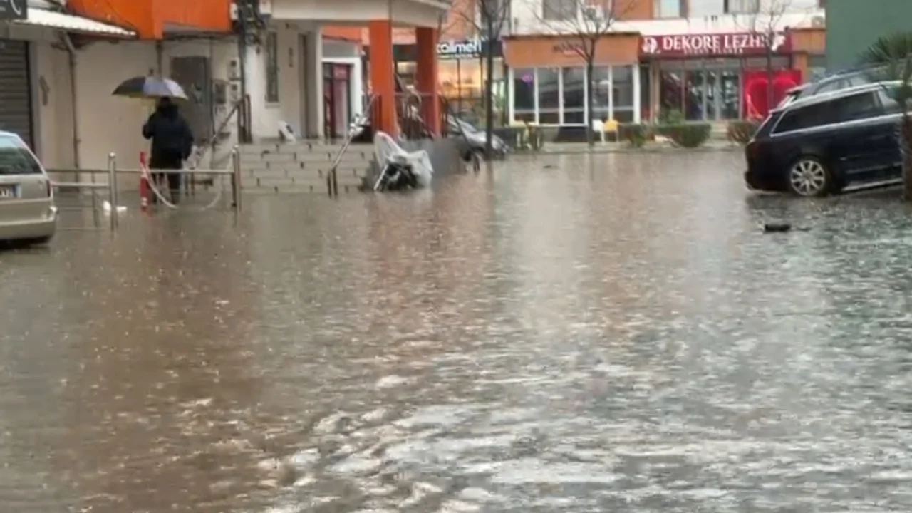 Lezha përmbytet nga reshjet e shiut, qyteti përballet me vështirësi