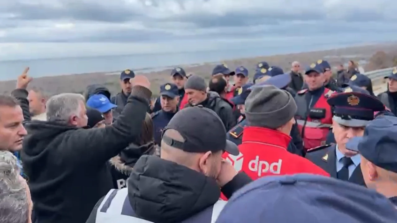 Velipojë/ Banorët në protestë, bllokojnë rrugën dhe përplasen me policinë