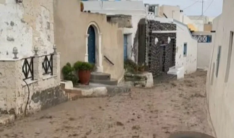 Pamje tronditëse nga Santorini, rrugët kthehen në lumenj
