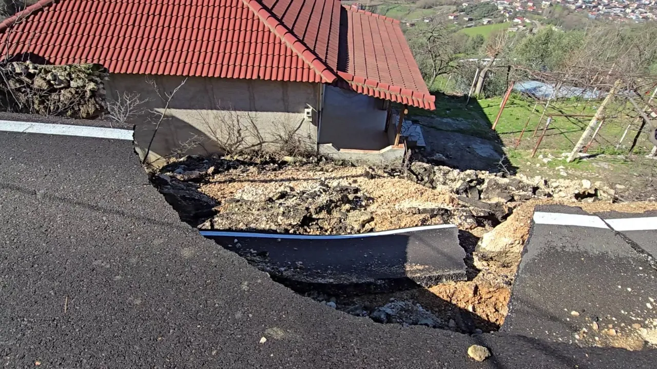 Shembet rruga në Mallakastër, asfalti përfundon në oborrin e një banese