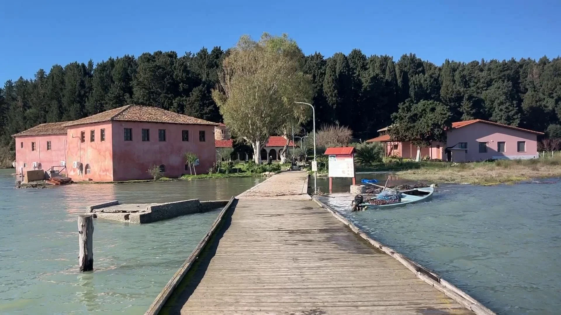 Situatë e pazakontë në Vlorë, batica mbyt kishën