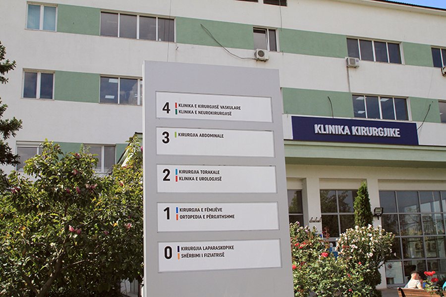 VIDEO/ Kërcet sherri, grushte e shkelma mes mjekëve në spital