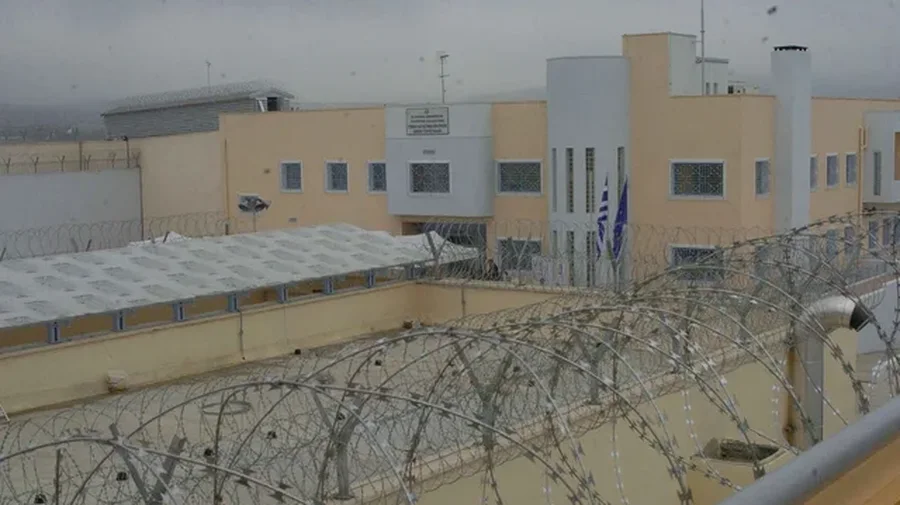 VIDEO/ Prurjet marrin me vete urën, banorët sfidojnë fatin