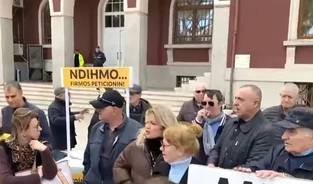 Banorët e Durrësit në protestë para bashkisë kundër projektit “TID”
