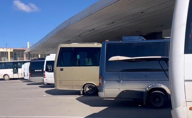 Bllokimi i rrugëve, rritet çmimi i biletës Tiranë-Korçë