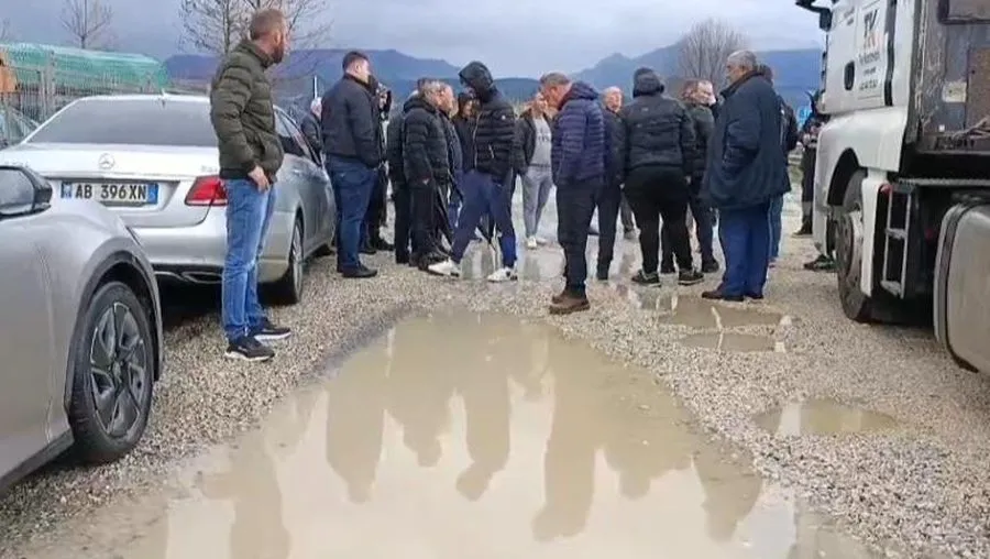Banorët e Gramzës në protestë: 500 metra na rrezikojnë jetën!