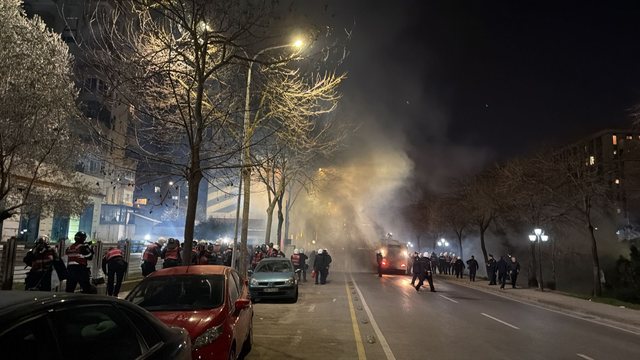 Protestuesit tentojnë të çajnë kordonin, policia përgjigjet me gaz