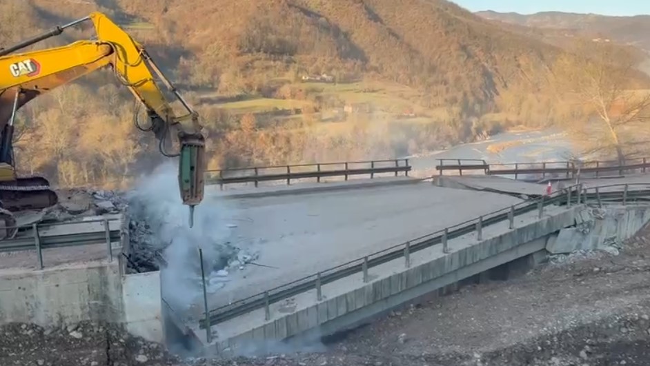Rrëshqitjet te “Arrat e Gurrës”, shembet ura e Dragostunjës